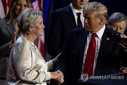 수지 와일스 백악관 비서실장과 트럼프 당선인. 로이터 연합뉴스